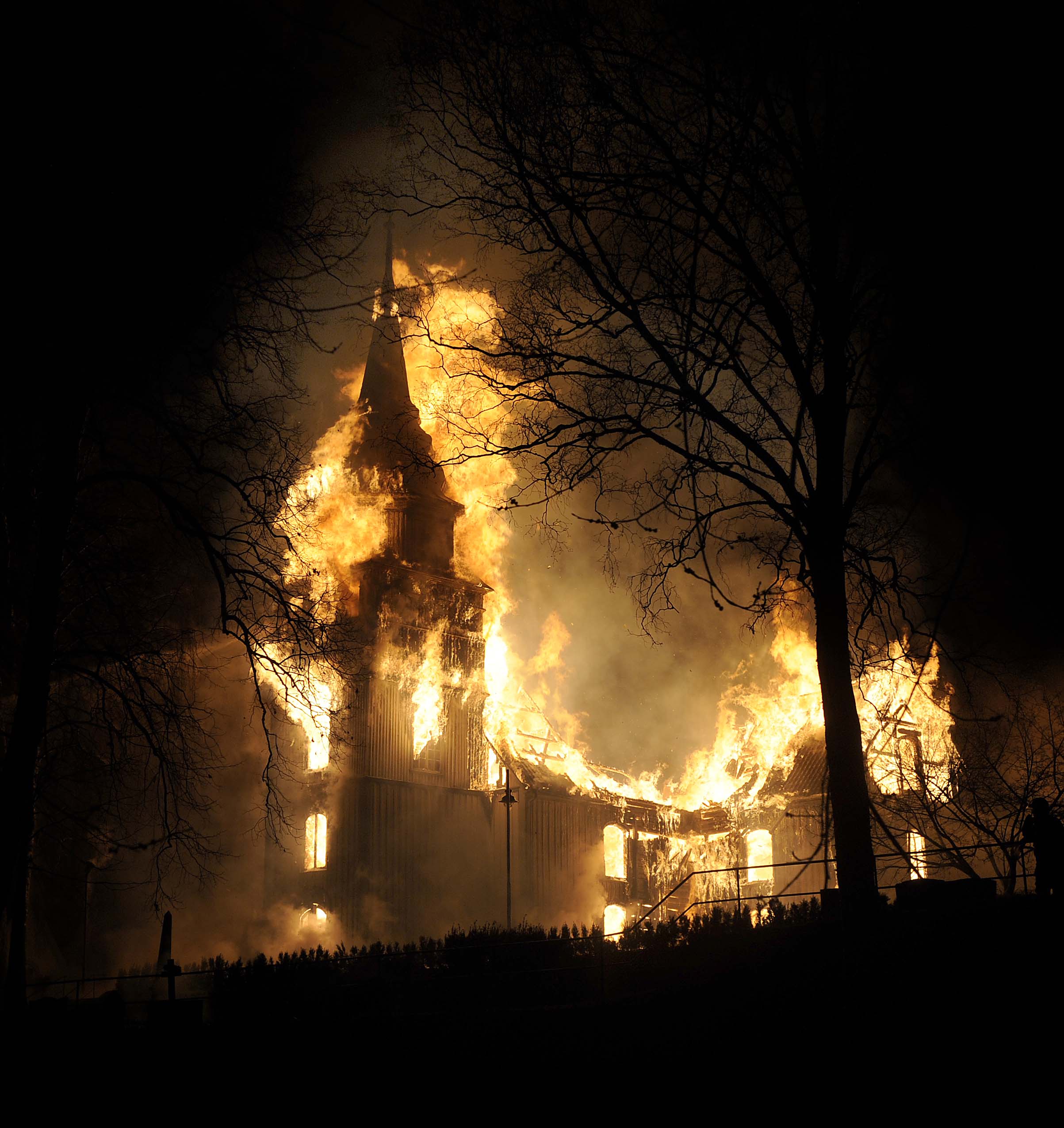 Østsiden kirke i Porsgrunn brenner ned.